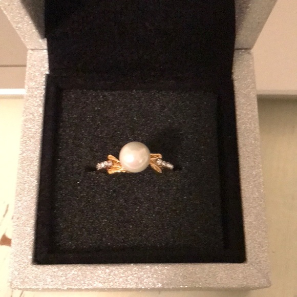 Pearl and rhinestone ring new without tags, size 7 1/2, gold tone setting - Picture 3 of 6